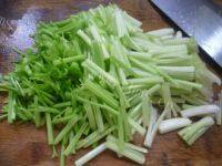 唇齿留香的杏鲍菇炒芹菜做法图解3)