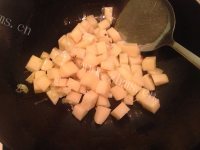 质嫩爽口的土豆炖茄子做法图解4)