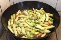 好吃的五花肉炖豆角做法图解13)