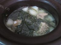 色泽鲜亮的萝卜海带排骨汤做法图解11)