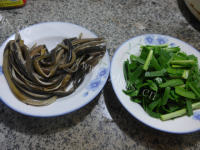 家常菜韭菜炒鳝丝做法图解1)