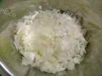 自制洋葱肉饼做法图解2)