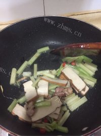 香喷喷的西芹炒豆干做法图解4)