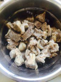 家常菜土豆烧牛腩做法图解4)