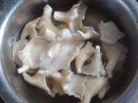 美味的平菇肉片汤做法图解1)