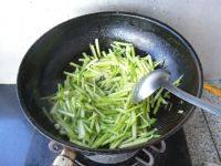 家常菜香肠炒芹菜做法图解6)