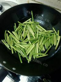家常菜蒜薹炒肉做法图解6)