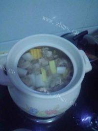 自制萝卜玉米排骨汤做法图解4)