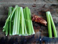 家常菜腊肠炒芹菜做法图解1)