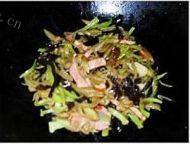 家常菜尖椒炒茄丝
