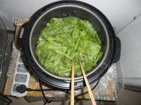 口感不错的凉拌茼蒿做法图解3)