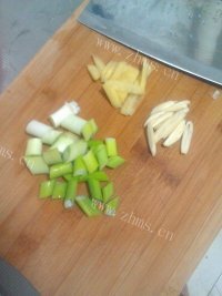 好吃不腻的黄豆焖猪蹄做法图解5)