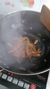 美味的四季豆烧肉做法图解3)