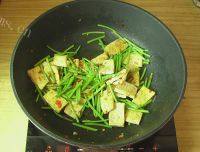 家常菜茼蒿炒豆腐做法图解8)