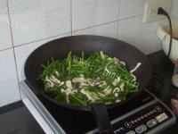 家常菜韭菜花炒肉丝做法图解6)