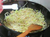 家常菜五花肉炒黄豆芽做法图解7)