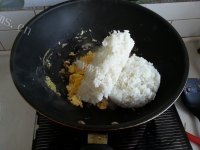美味的腊肠鸡蛋炒饭做法图解7)