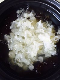 营养的桃胶皂米银耳羹做法图解6)
