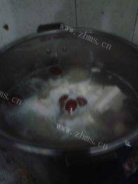 美味的粉葛猪骨汤做法图解4)