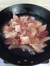 银耳莲子煲鸡汤做法图解3)