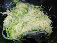 美味的醋溜土豆丝做法图解8)