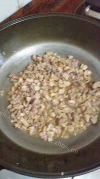 美味的咸鱼鸡粒炒饭做法图解4)