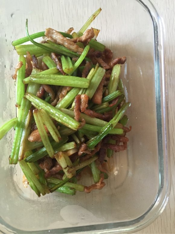 热腾腾的芹菜炒肉