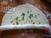 自制香脆葱油饼做法图解7)