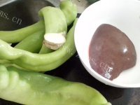 家常菜猪肝炒辣椒做法图解1)