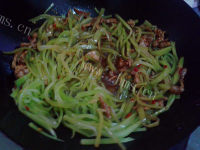 色泽鲜亮的莴笋肉丝做法图解10)