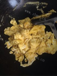 热腾腾的韭菜炒鸡蛋做法图解3)