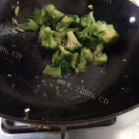 家常菜蒜炒西兰花做法图解7)