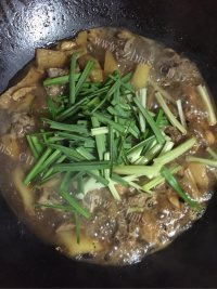 美味的土豆焖排骨做法图解9)