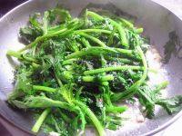 家常菜蒜蓉炒茼蒿做法图解6)