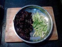 木耳炒芹菜自制做法图解2)