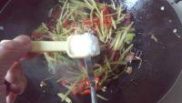 口感饱满的莴笋炒腊肉做法图解6)