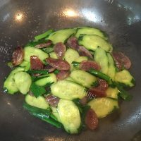 家常菜黄瓜炒腊肠