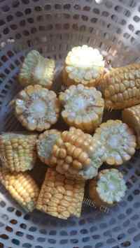 美味的玉米排骨汤做法图解2)
