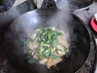 家常菜蒜苗炒豆干做法图解5)