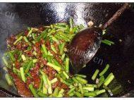 美味肉丝炒蒜苗做法图解6)