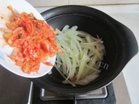 热腾腾的泡菜牛肉乌冬面做法图解4)