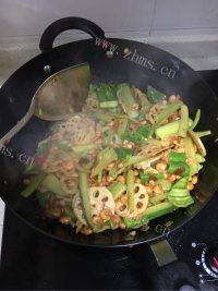 自制香辣干锅小河虾做法图解4)