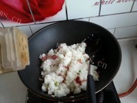 美味的牛油果培根炒饭做法图解6)
