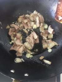 妈妈做大白菜炖五花肉做法图解2)