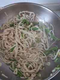 家常菜青椒炒豆腐皮做法图解5)