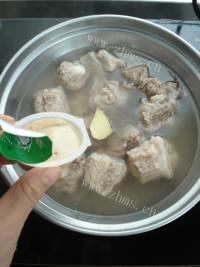 美味的浓香骨汤豆腐火锅做法图解4)