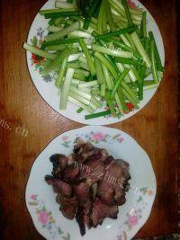 家常菜蒜苔炒腊肉做法图解1)