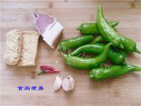 家常菜腊肉炒青椒做法图解1)