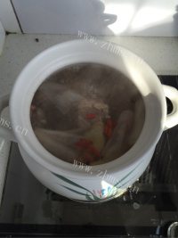 滋补的海带炖猪手排骨做法图解4)