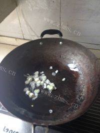 在家做五花肉炖茄子做法图解4)
